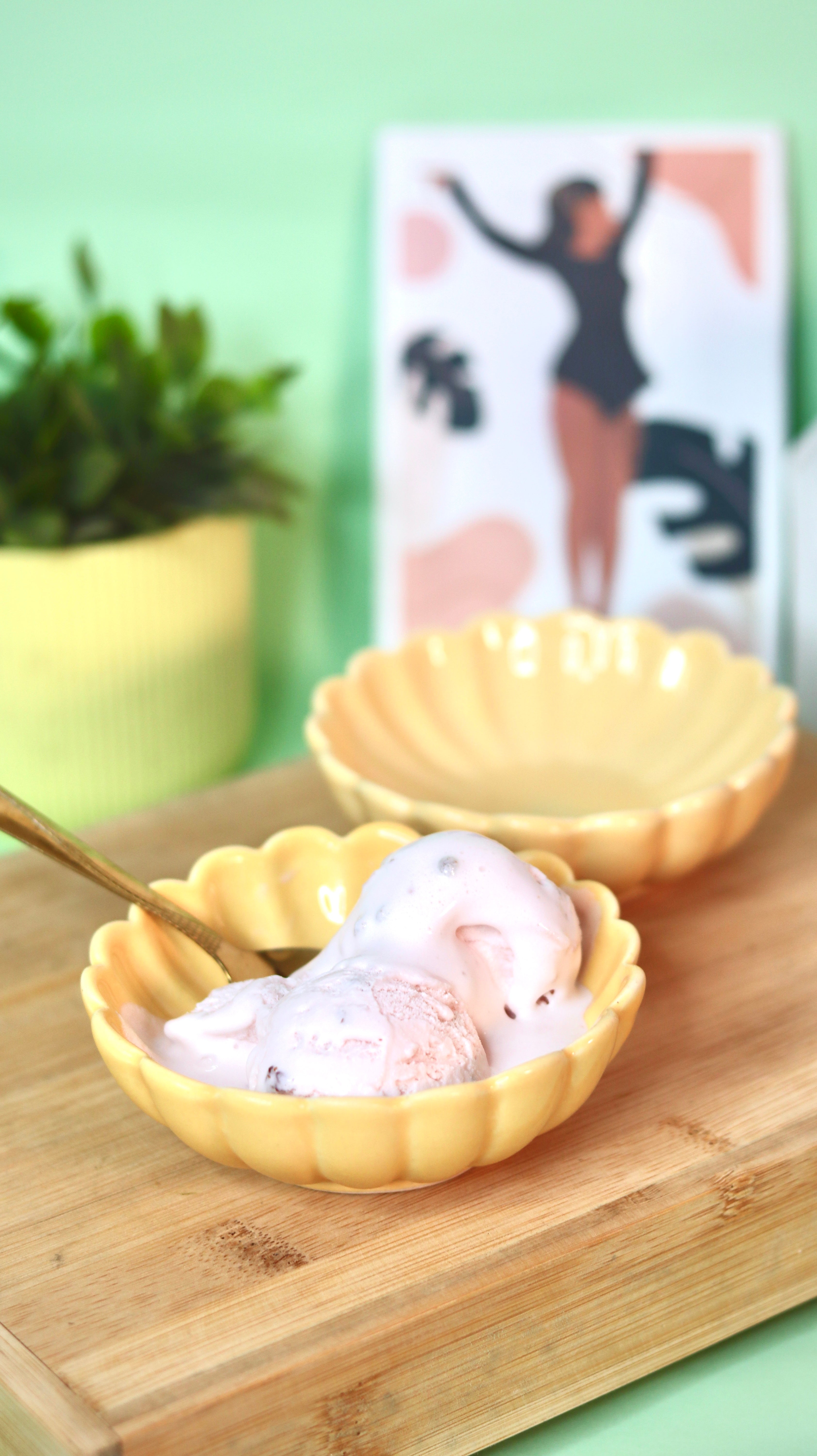 Yellow dessert bowl