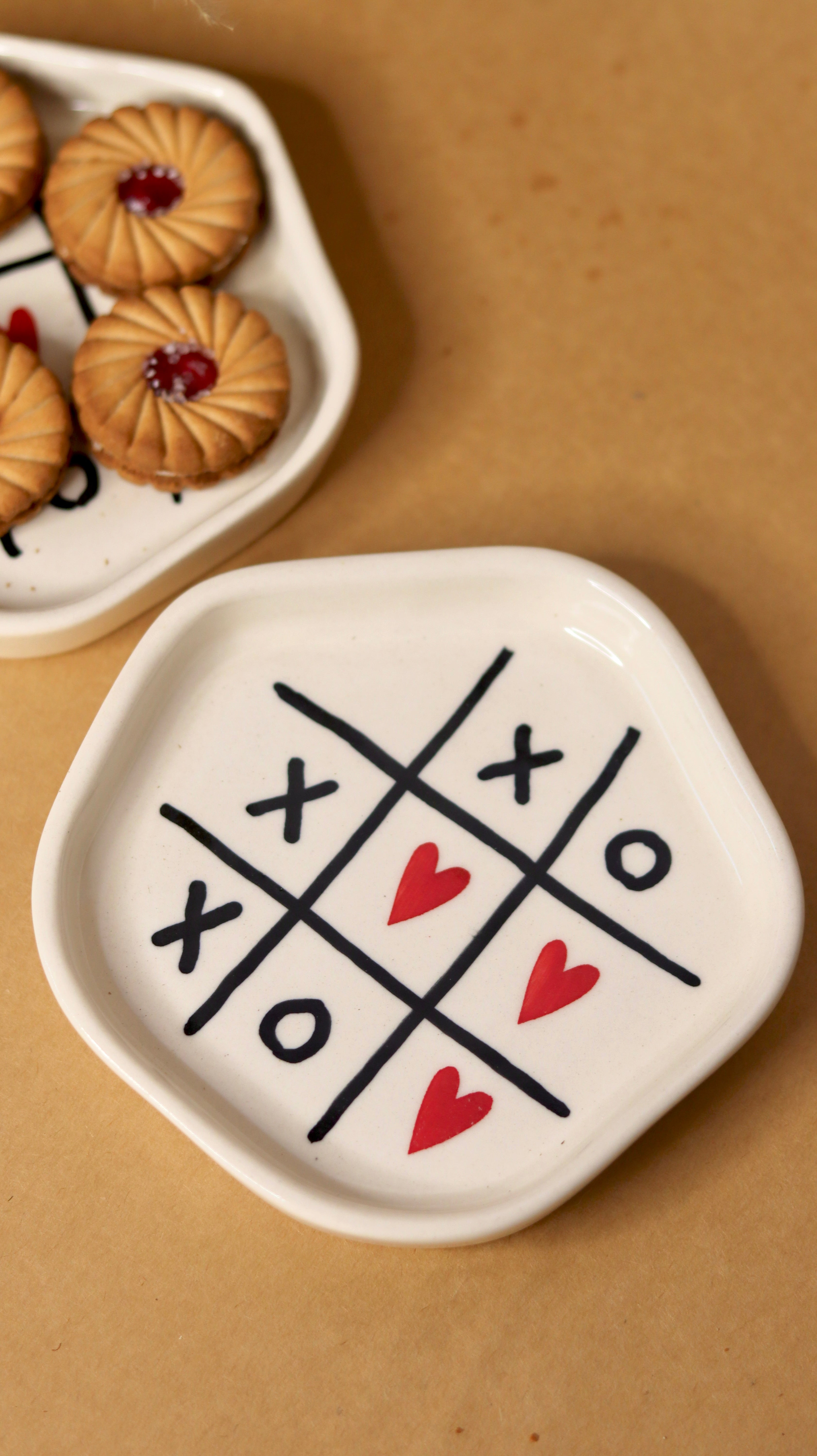 White ceramic tic tac toe heart ceramic plate 